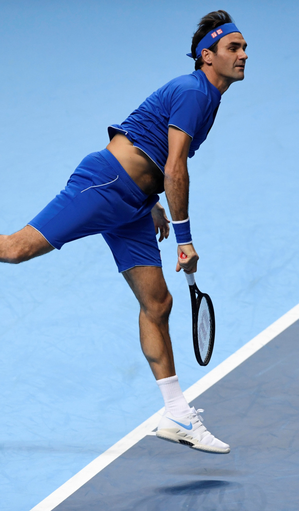 Швейцарский теннисист Роджер Федерер на корте