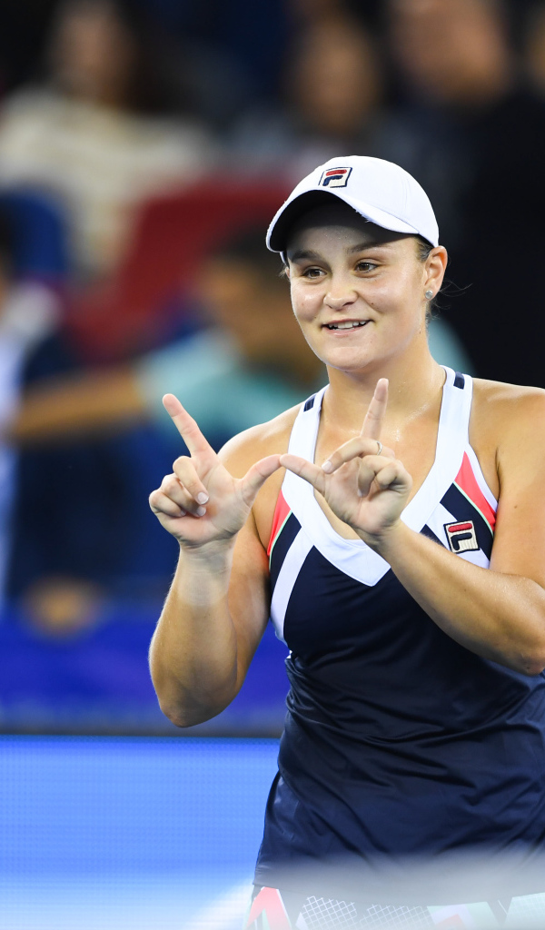 Молодая теннисистка Эшли Барти на корте 