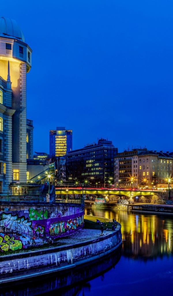 Ночные небоскребы у канала, Вена. Австрия