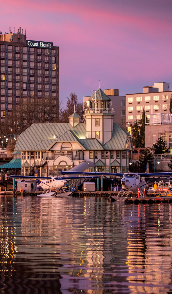 Здания у причала на закате, Ванкувер. Канада