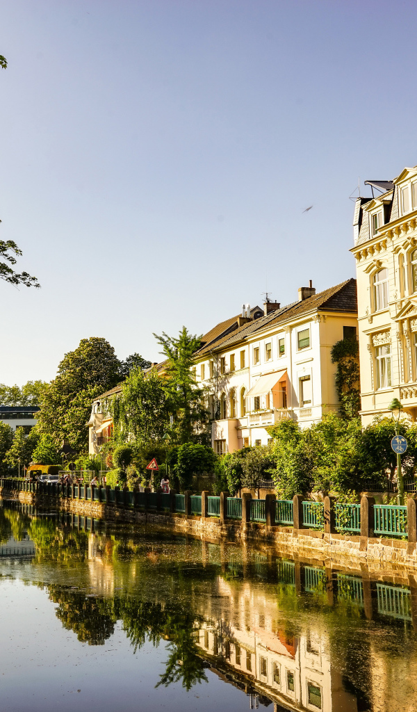 Красивые старые дома у реки, Германия