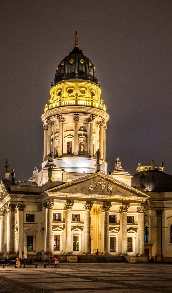 Французский собор в свете ночных фонарей, Берлин. Германия