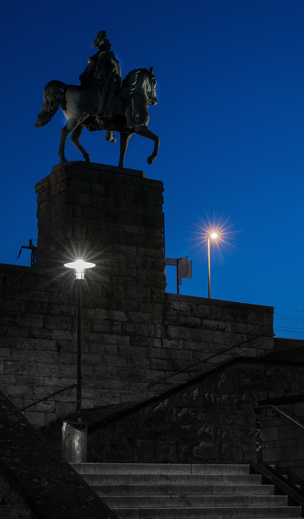 Памятник германского императора Вильгельма I в свете ночных фонарей, Кёльн. Германия