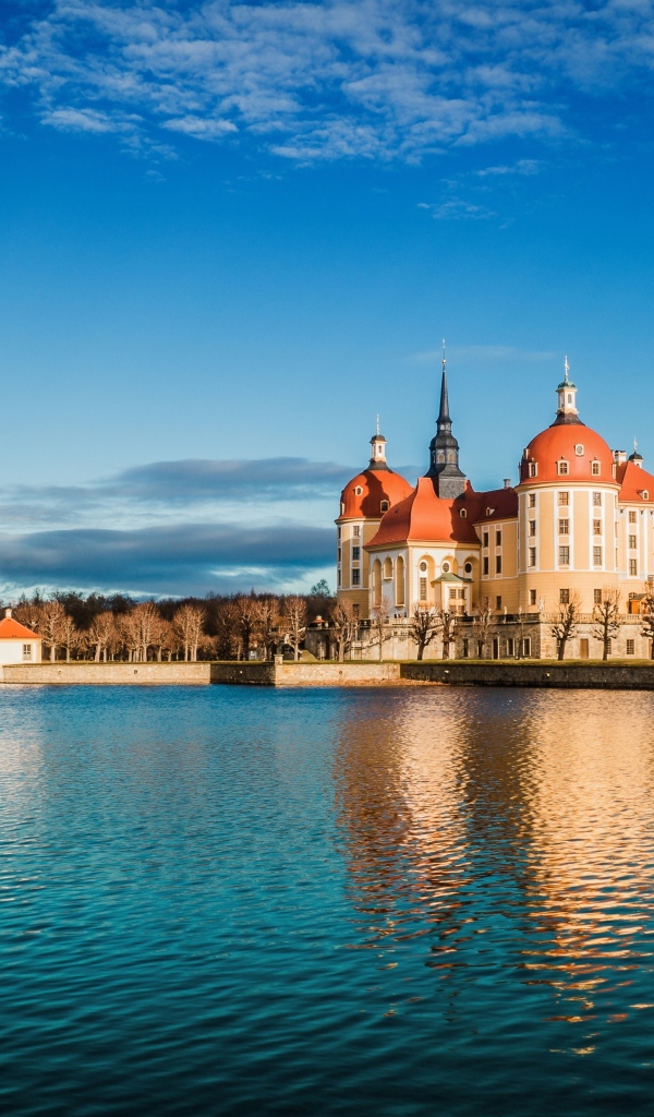 Замок Морицбург у озера под красивым голубым небом, Германия
