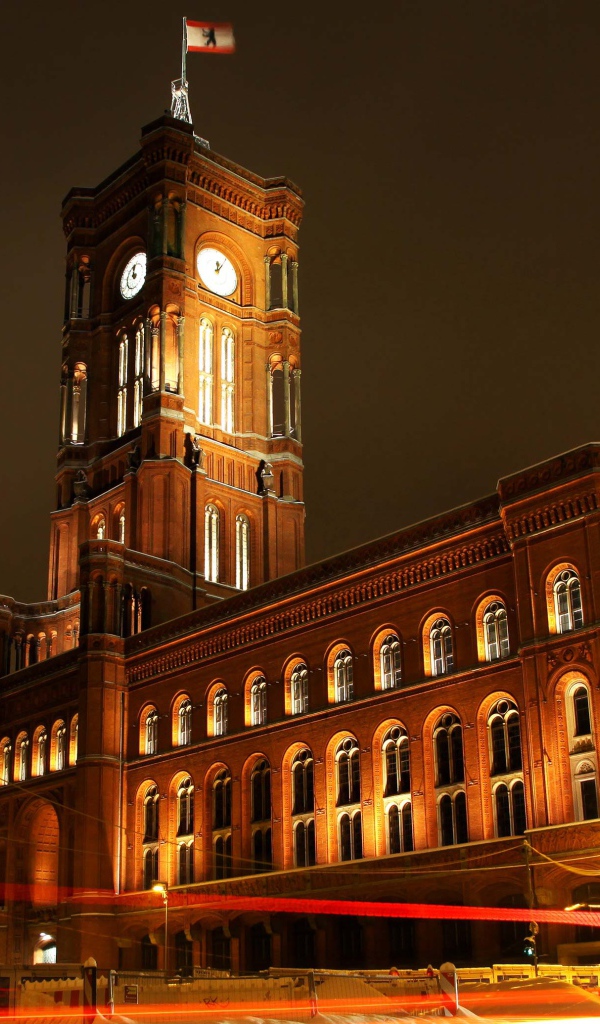 Здание Красная ратуша ночью, Берлин. Германия