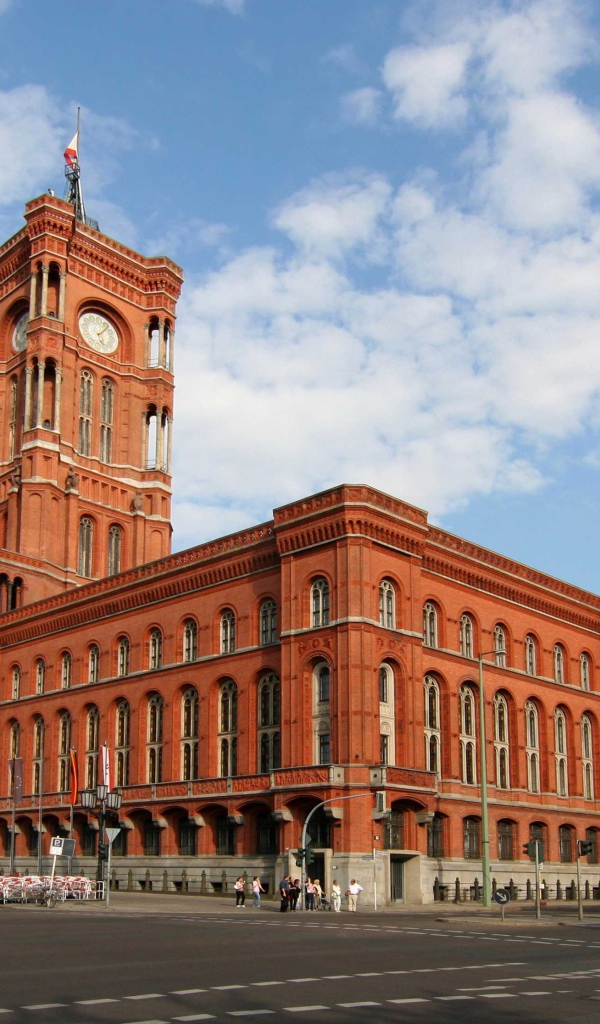 Красная ратуша под красивым голубым небом, Берлин. Германия