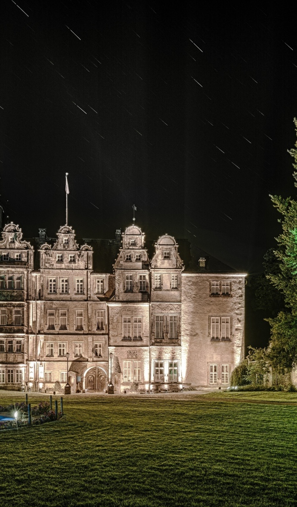 Резиденция Герцогского замка Детмольд в Северном Рейне-Вестфалии ночью, Германия