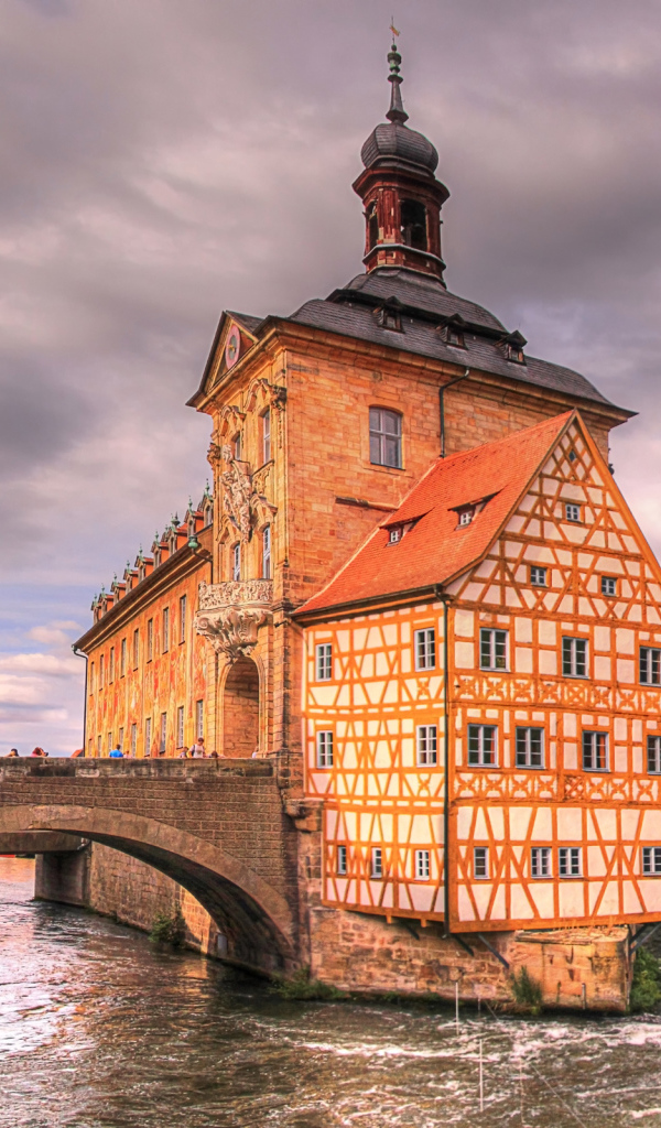 Старая ратуша у реки, город Бамберг. Германия