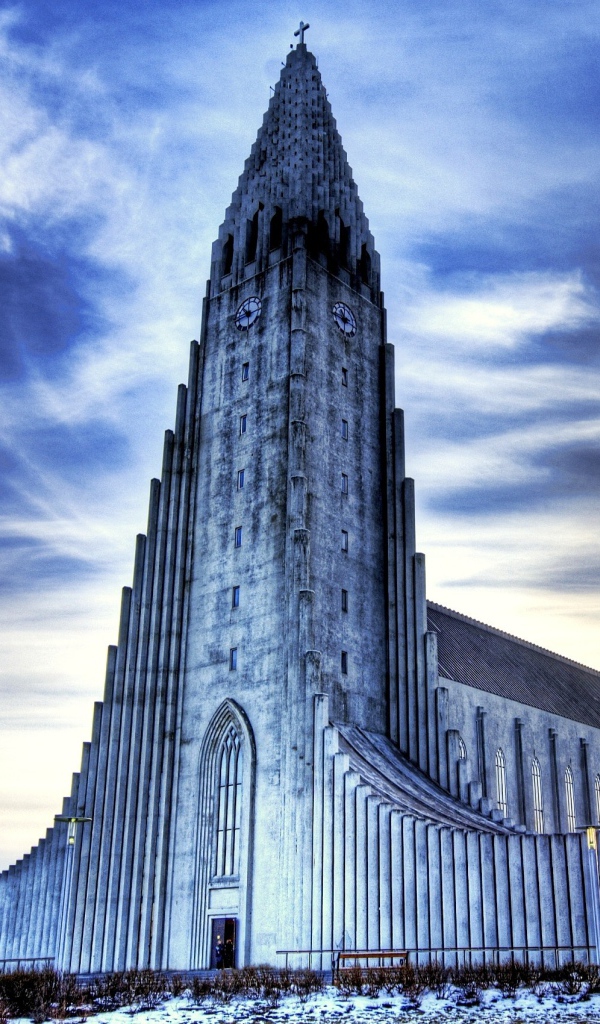 Церковь Хатльгримскиркья под голубым небом, Рейкьявик. Исландия