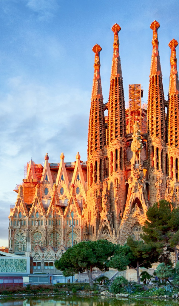 Старинная церковь Саграда-Фамилия под красивым голубым небом, Барселона. Италия