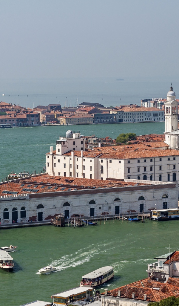 Вид на собор Санта Мария делла Салюте на Гранд канале, Венеция. Италия