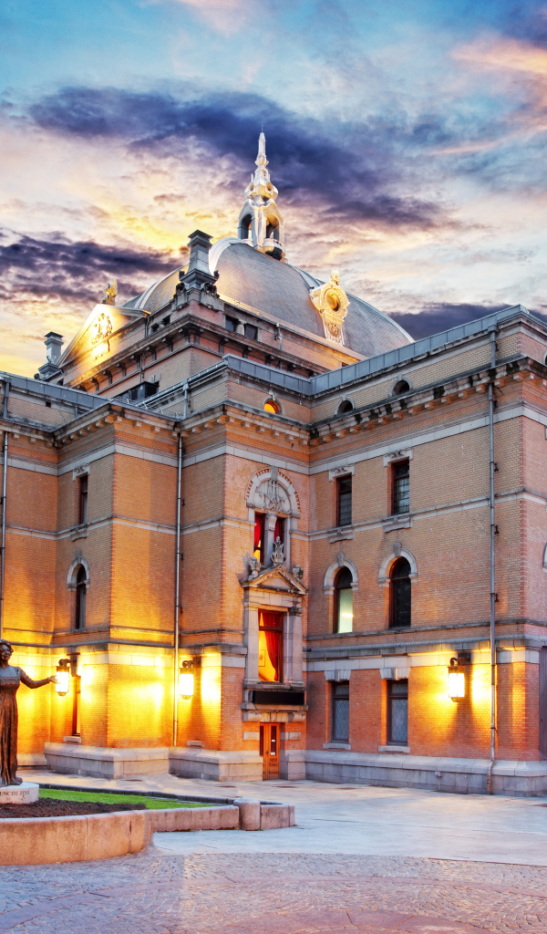 Норвежский национальный театр под красивым небом, Осло. Норвегия