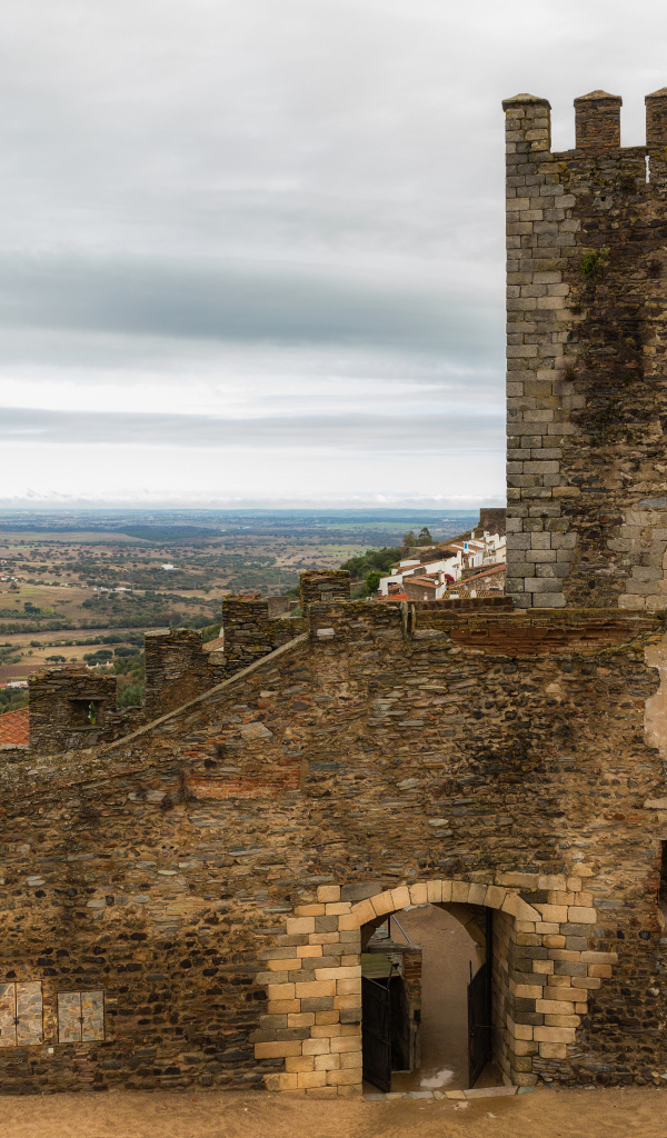 Старинный замок Монсараш, Португалия