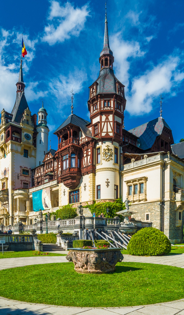 Замок Пелеш под красивым голубым небом, Румыния