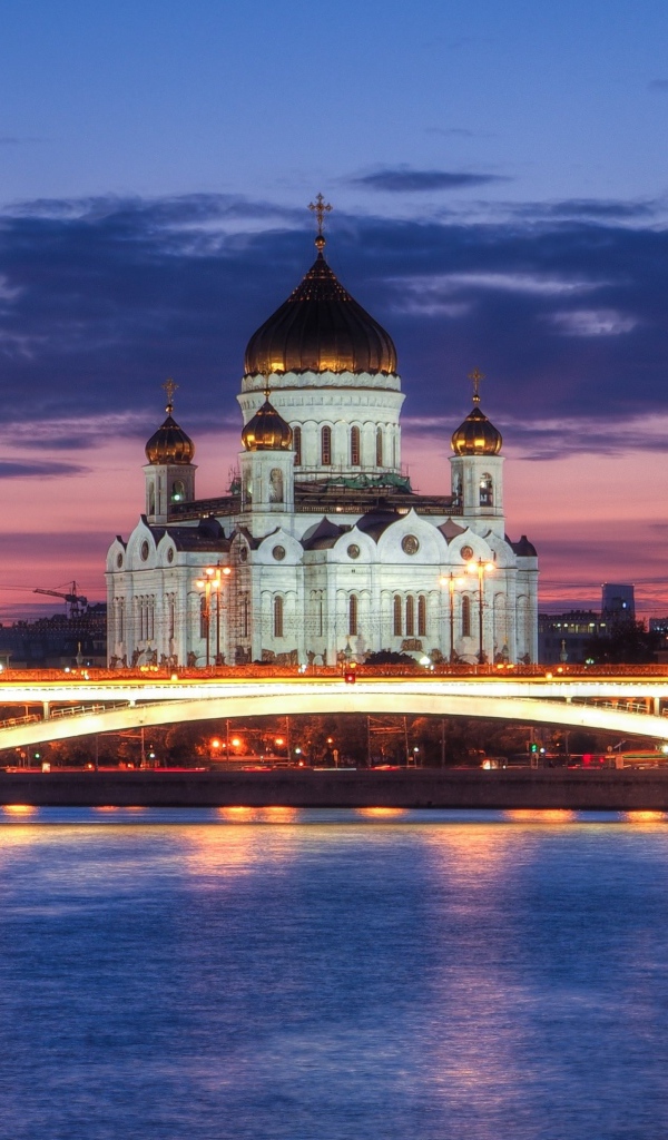 Ночной мост у реки на фоне храма Христа Спасителя, Москва. Россия