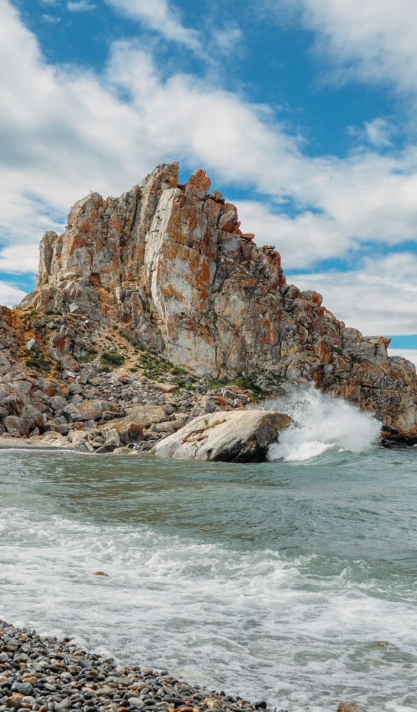 Скалы под голубым небом на острове Ольхон, Россия