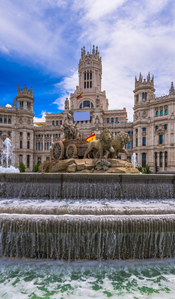 Большой фонтан на площади, Мадрид. Испания