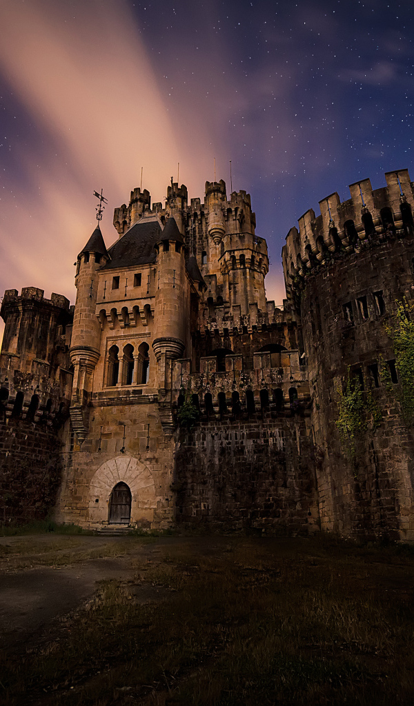 Замок Butron на фоне звездного неба вечером, Гатика. Испания