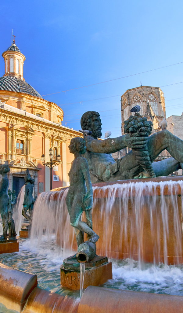 Фонтан у домов в городе Валенсия, Испания 