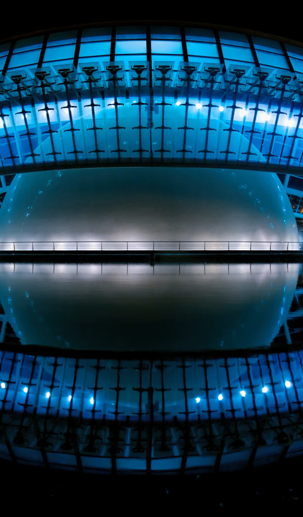 Кинотеатр Hemisferic ночью, Валенсия. Испания