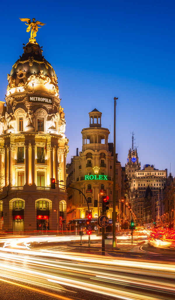 Дома на вечерней улице в городе Мадрид, Испания