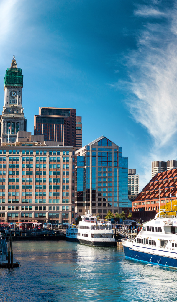 Речные суда у причала на фоне небоскребов города Бостон. США