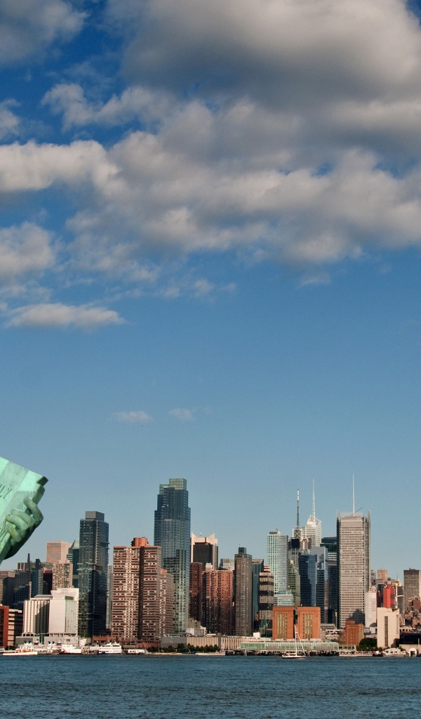 Статуя свободы на фоне голубого неба, США