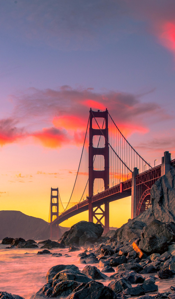 Мост Золотые Ворота на фоне красивого неба в Сан-Франциско, Калифорния. США