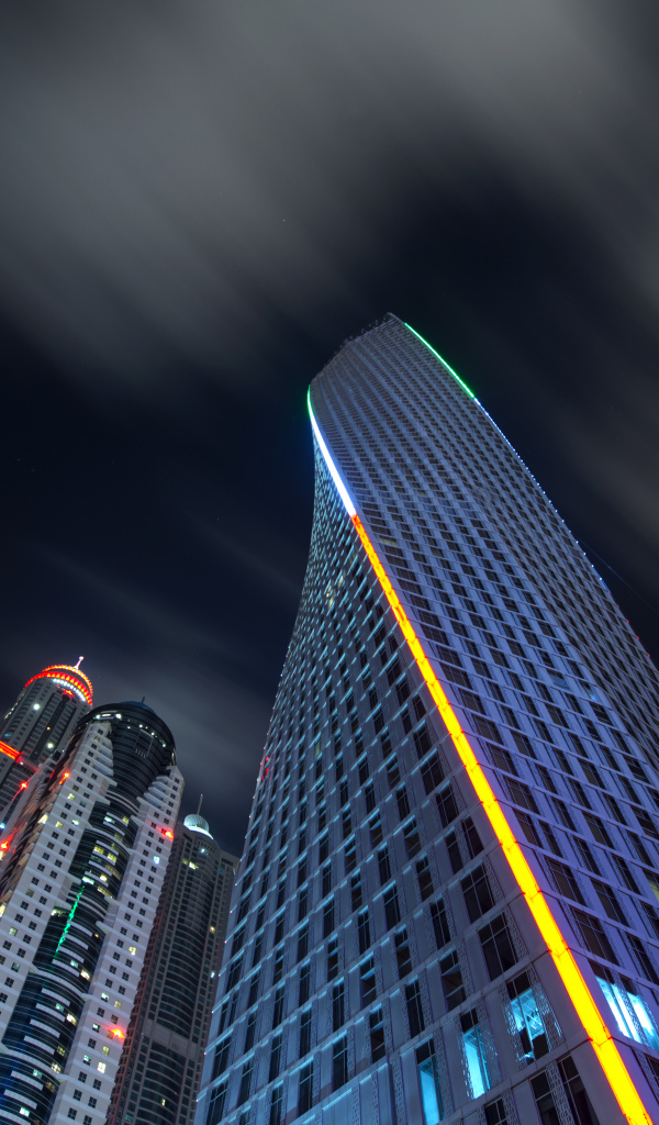 Небоскребы Дубаи под ночным небом, ОАЭ