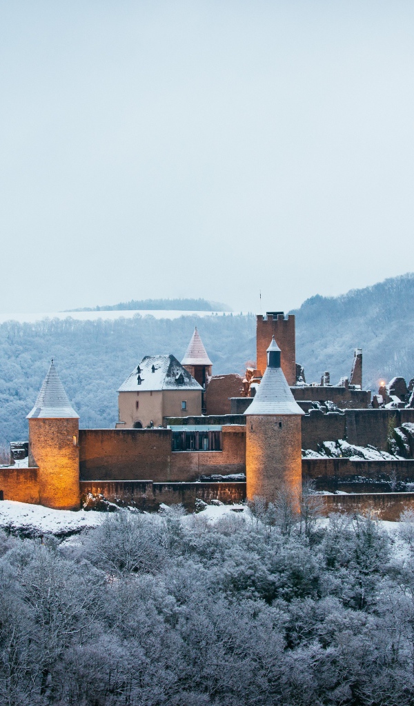 Замок Bourscheid Castle зимой, Буршейд, Люксембург