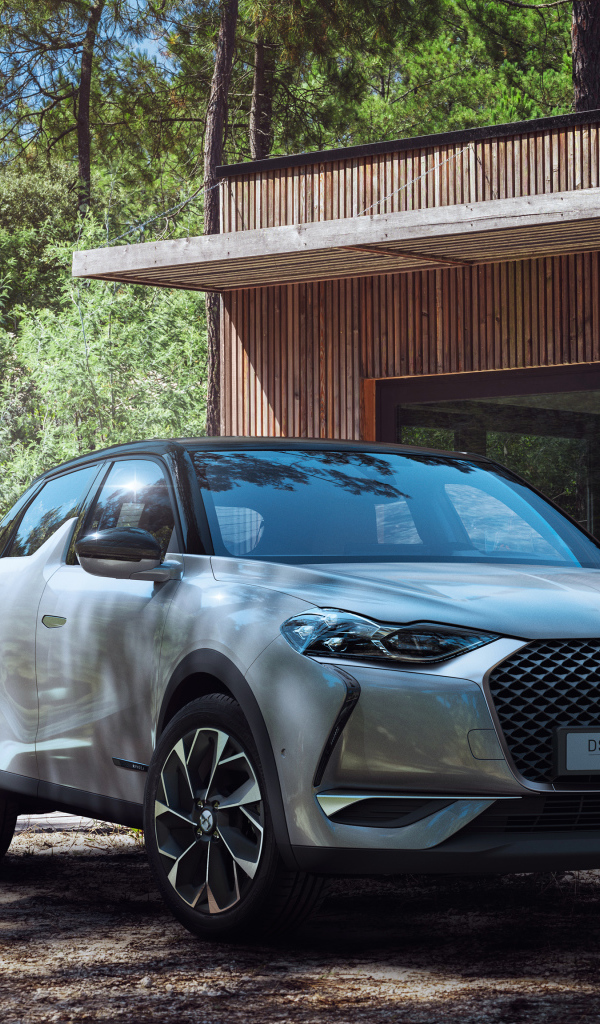 Серебристый внедорожник DS 3 Crossback E-Tense 2019 года 