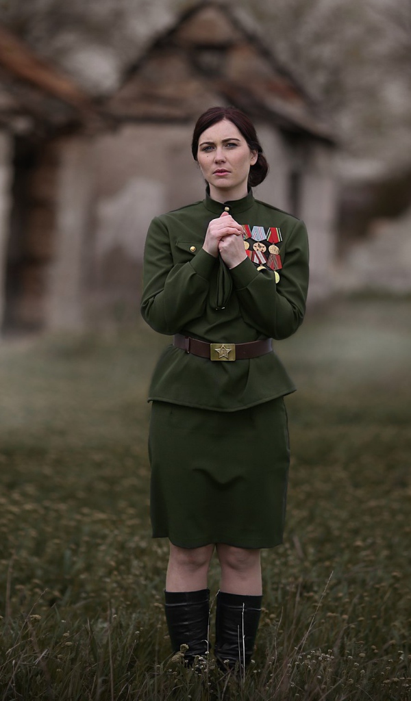 Девушка в гимнастерке с боевыми наградами на 9 мая, ретро