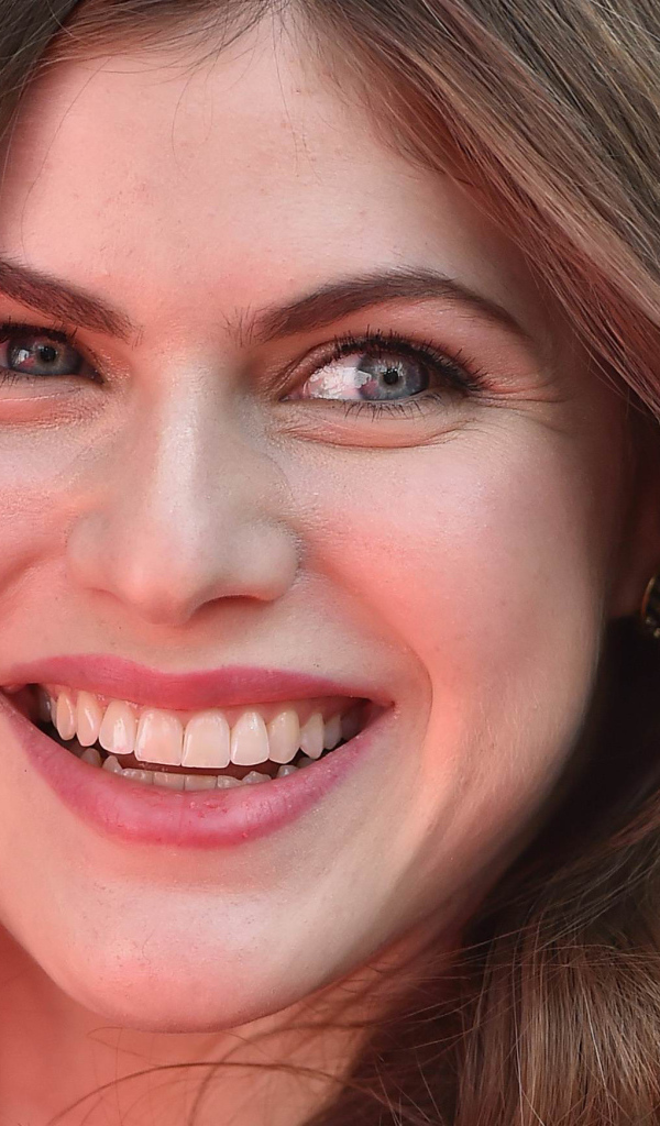 Милая улыбка актрисы Александра Даддарио