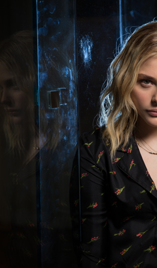 Нежная молодая девушка, актриса Хлоя Грейс Морец