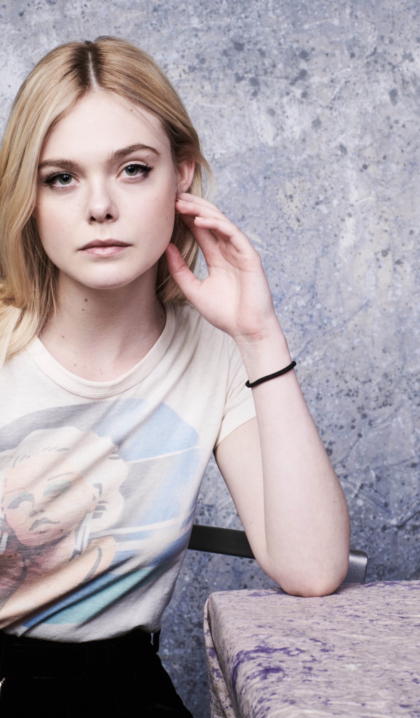 Нежная молодая девушка, актриса Эль Фэннинг