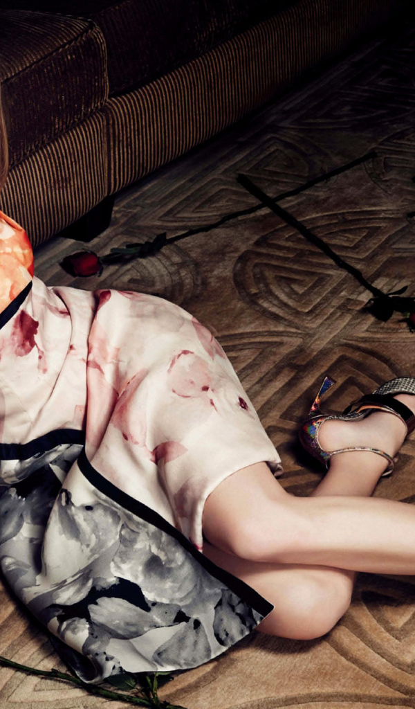 Актриса Аманда Сейфрид с розами на полу