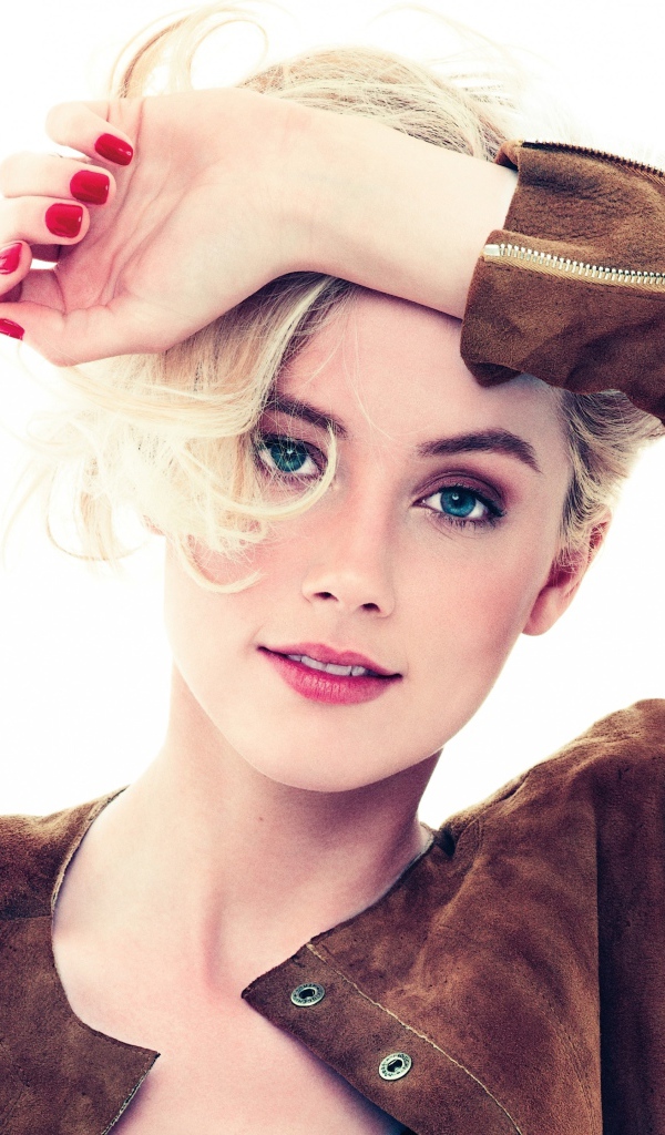 Актриса Эмбер Хёрд с красным маникюром на белом фоне