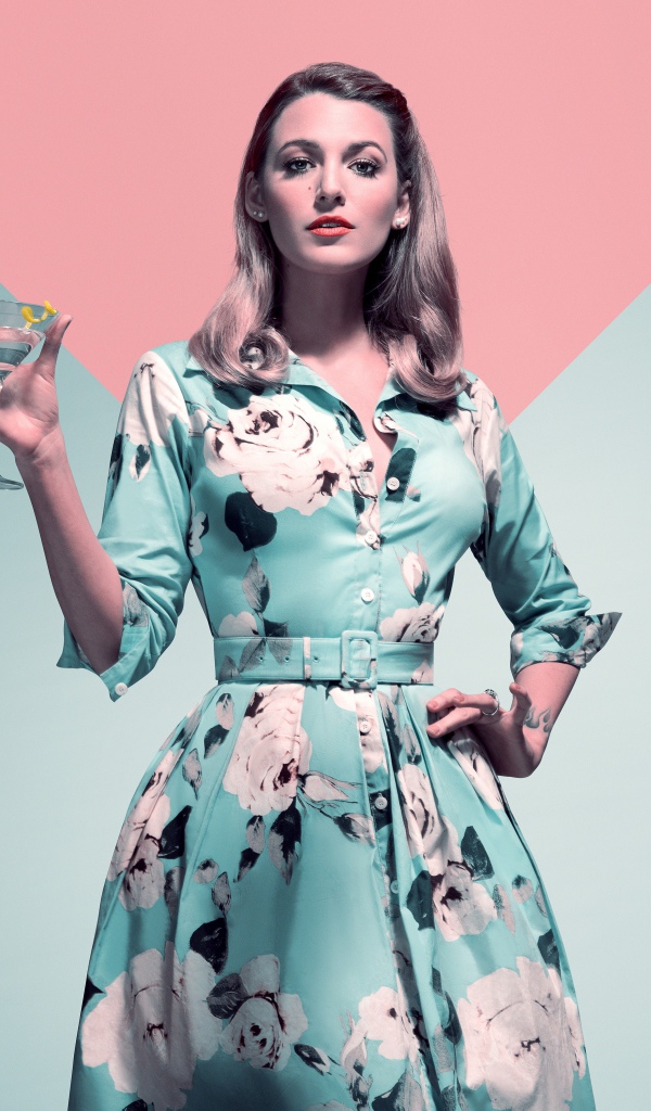 Актриса Блейк Лайвли в красивом платье с бокалом