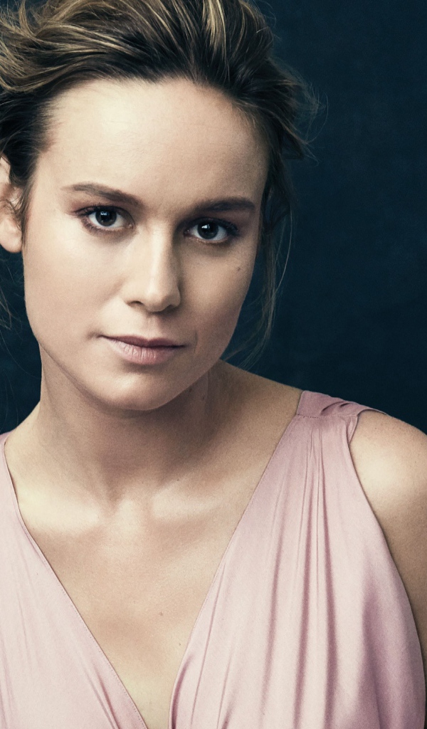 Актриса Бри Ларсон в розовом платье