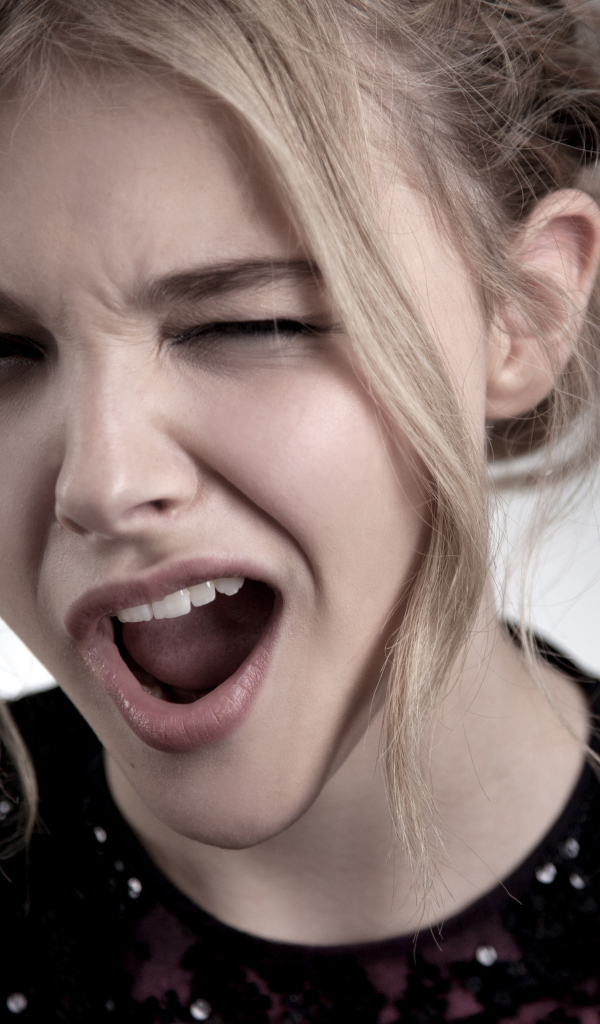 Актриса Хлоя Грейс Морец подмигивает глазом