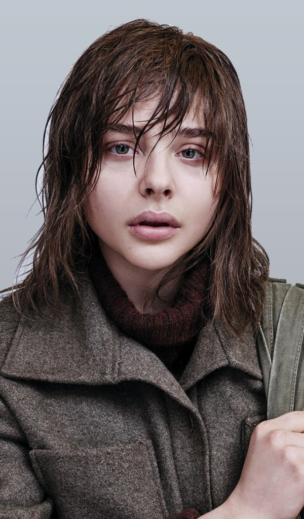 Актриса Хлоя Грейс Морец с мокрыми волосами в пальто 