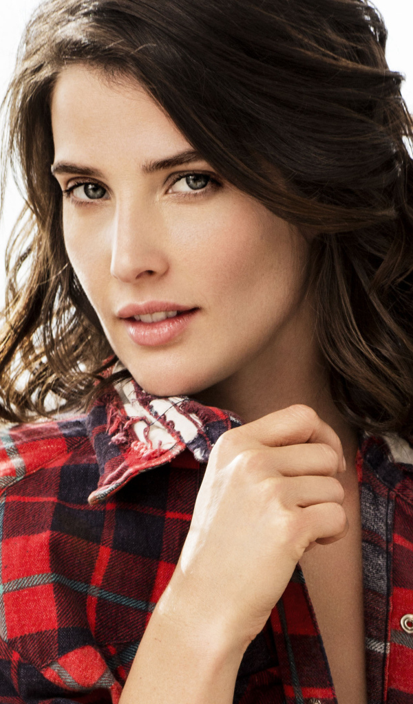 Актриса Коби Смолдерс в рубашке