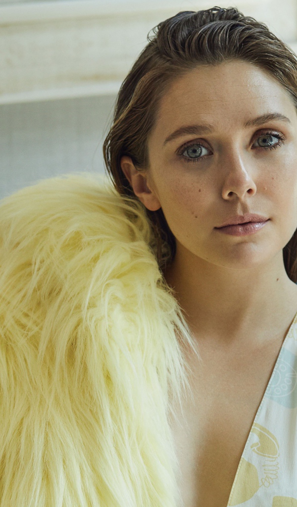 Актриса Элизабет Олсен с меховой накидкой