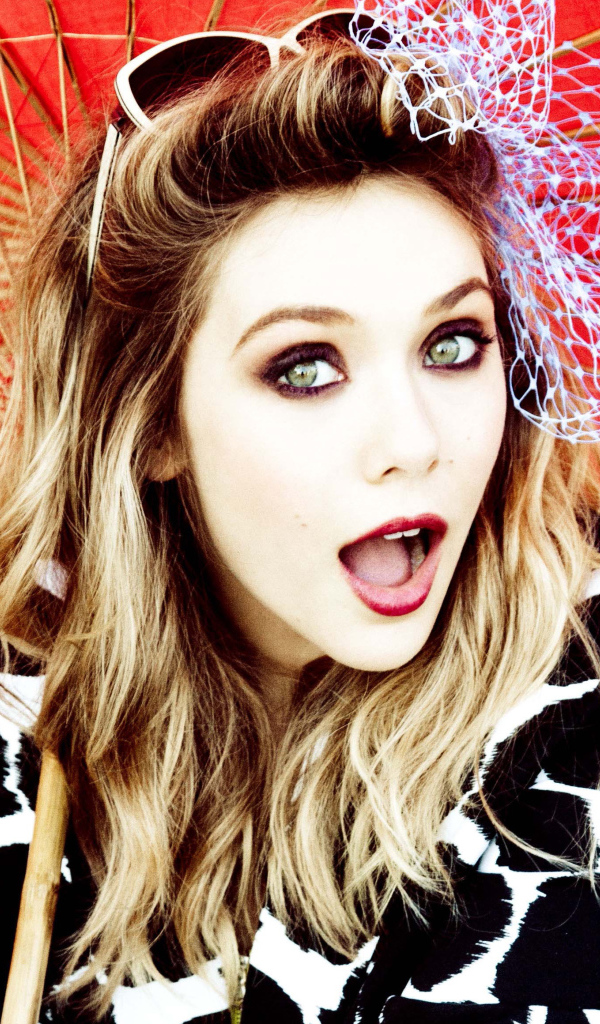 Актриса Элизабет Олсен с большим зонтом 