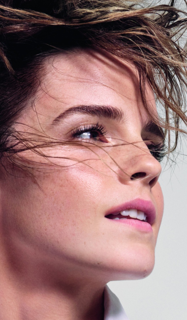 Актриса Эмма Уотсон на сером фоне