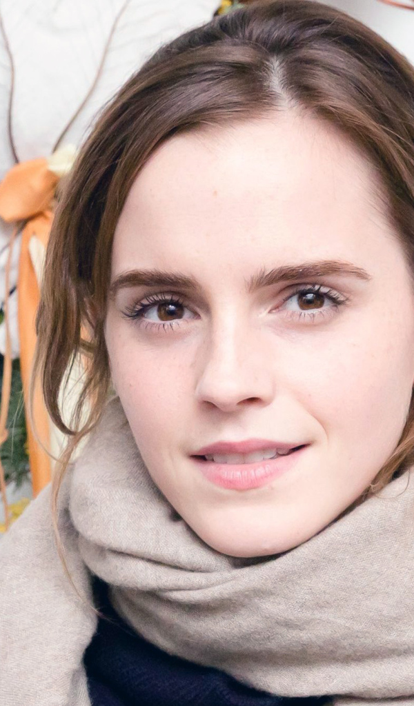 Актриса Эмма Уотсон с шарфом на шее