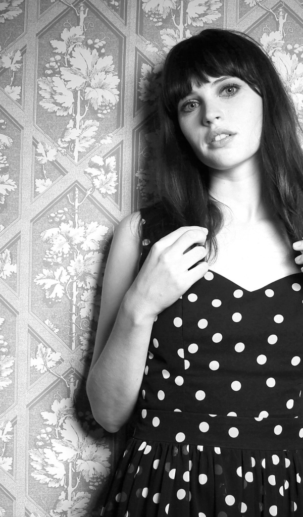 Актриса Фелисити Джонс у стены,  черно белое фото