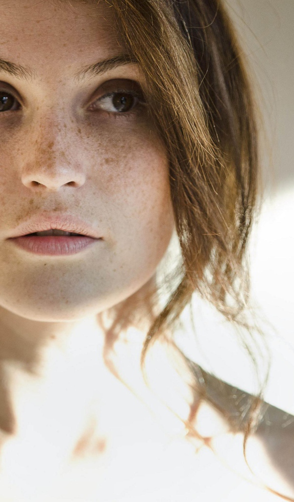 Актриса Джемма Артертон  с веснушками на лице