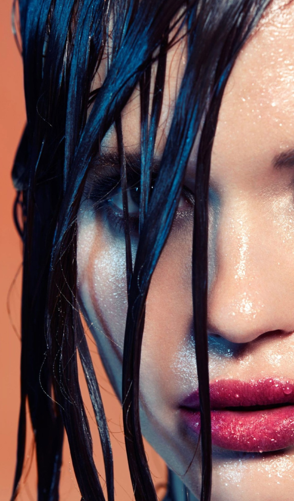 Актриса Холланд Роден с мокрыми волосами крупным планом