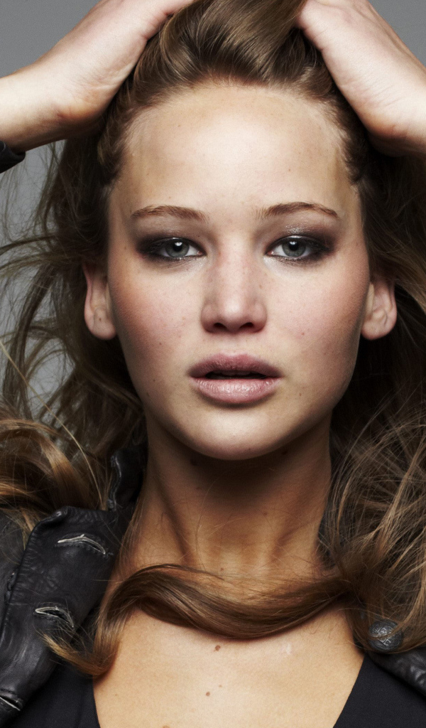 Актриса Дженнифер Лоуренс в черной кожаной куртке